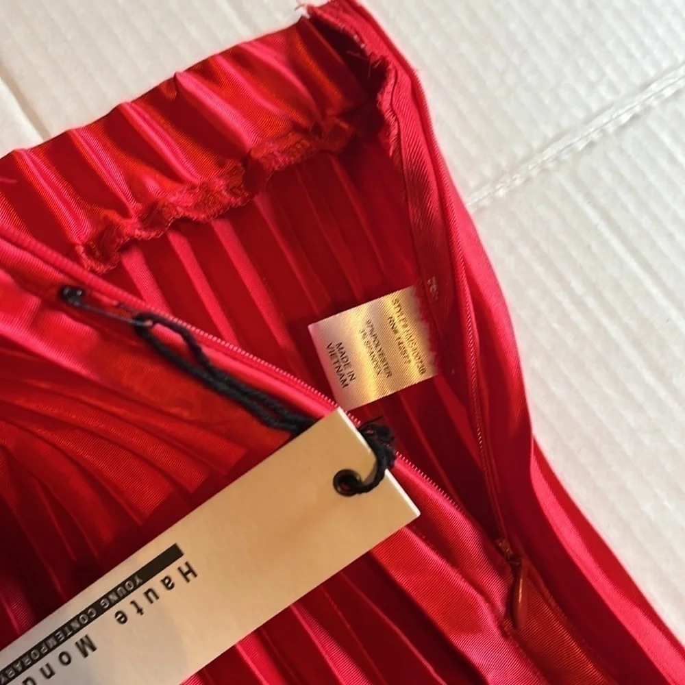 NWT-Heute Monde-S-red-accordion style,Silk-feel, side zipper, midi skirt.